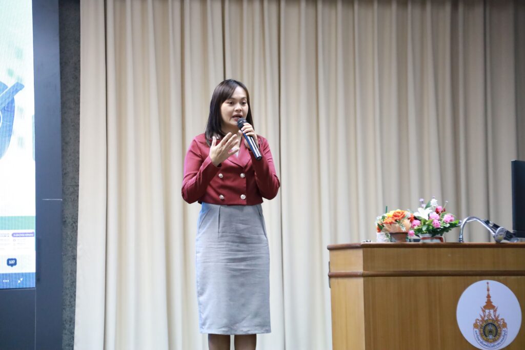 นางสาวเบญสิร์ยา ปานปุญญเดช จาก สวส. มทร.ธัญบุรี ร่วมบรรยายพิเศษด้านการประยุกต์ใช้ AI เพื่อเพิ่มประสิทธิภาพการทำงานแก่นักศึกษาในโครงการปัจฉิมนิเทศ