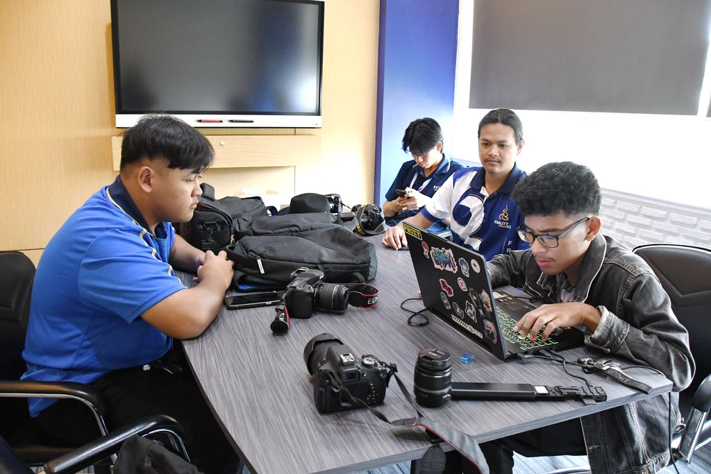 สวส. มทร.ธัญบุรี ชื่นชมทีมงานถ่ายภาพนักศึกษาร่วมบันทึกภาพ การแข่งขันกีฬามหาวิทยาลัยแห่งประเทศไทย “ธัญบุรีเกมส์” อย่างมืออาชีพ