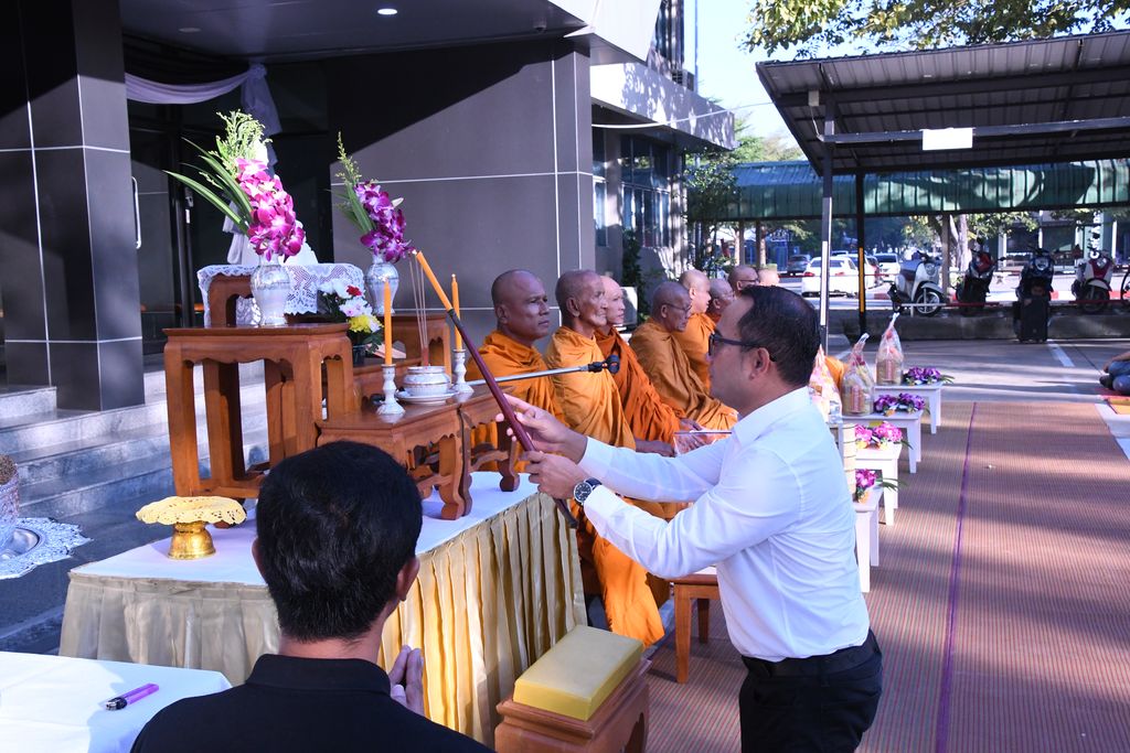 สวส. มทร.ธัญบุรี จัดพิธีเจริญพระพุทธมนต์และตักบาตร เสริมสร้างคุณธรรม ความสามัคคี และความสุของค์กร สอดคล้อง SDG 3 SDG 11 และ SDG 16