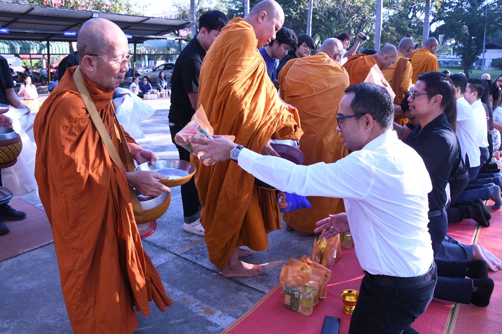 สวส. มทร.ธัญบุรี จัดพิธีเจริญพระพุทธมนต์และตักบาตร เสริมสร้างคุณธรรม ความสามัคคี และความสุของค์กร สอดคล้อง SDG 3 SDG 11 และ SDG 16