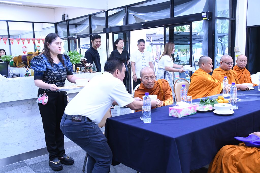 สวส. มทร.ธัญบุรี จัดพิธีเจริญพระพุทธมนต์และตักบาตร เสริมสร้างคุณธรรม ความสามัคคี และความสุของค์กร สอดคล้อง SDG 3 SDG 11 และ SDG 16