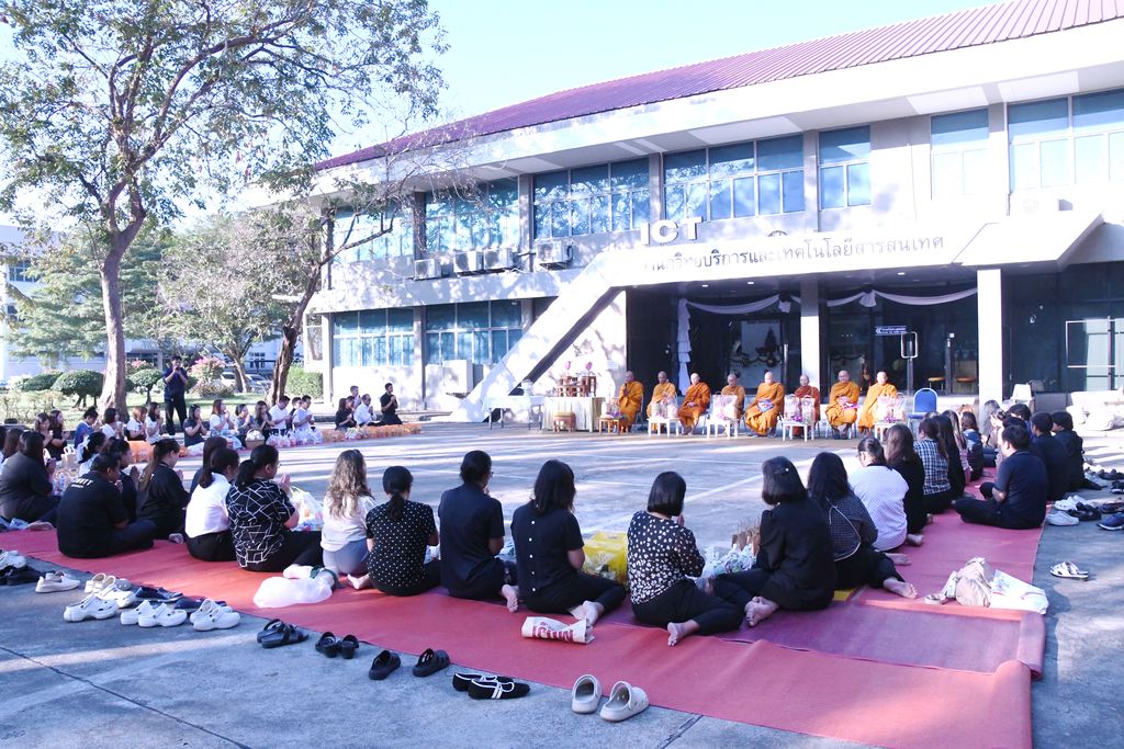 สวส. มทร.ธัญบุรี จัดพิธีเจริญพระพุทธมนต์และตักบาตร เสริมสร้างคุณธรรม ความสามัคคี และความสุของค์กร สอดคล้อง SDG 3 SDG 11 และ SDG 16
