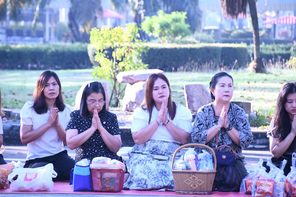 สวส. มทร.ธัญบุรี จัดพิธีเจริญพระพุทธมนต์และตักบาตร เสริมสร้างคุณธรรม ความสามัคคี และความสุของค์กร สอดคล้อง SDG 3 SDG 11 และ SDG 16