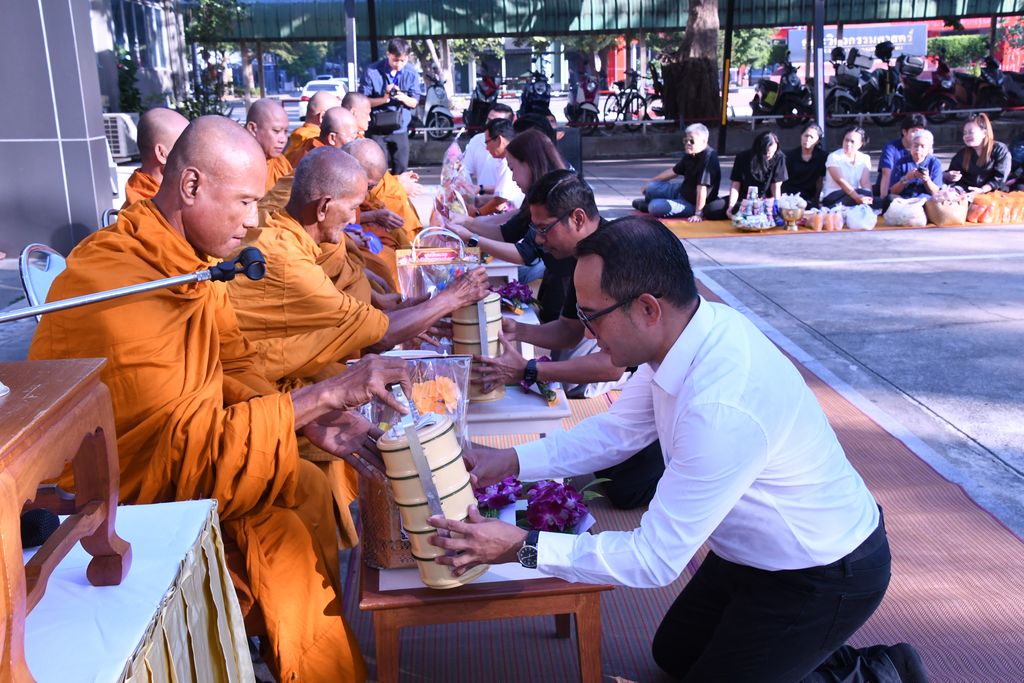 สวส. มทร.ธัญบุรี จัดพิธีเจริญพระพุทธมนต์และตักบาตร เสริมสร้างคุณธรรม ความสามัคคี และความสุของค์กร สอดคล้อง SDG 3 SDG 11 และ SDG 16