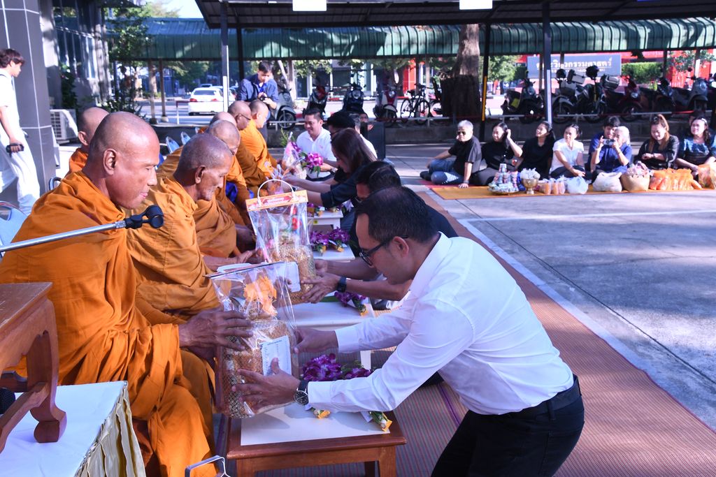 สวส. มทร.ธัญบุรี จัดพิธีเจริญพระพุทธมนต์และตักบาตร เสริมสร้างคุณธรรม ความสามัคคี และความสุของค์กร สอดคล้อง SDG 3 SDG 11 และ SDG 16