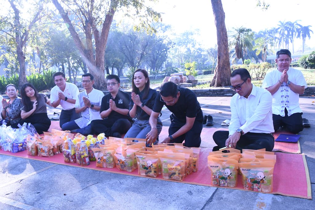 สวส. มทร.ธัญบุรี จัดพิธีเจริญพระพุทธมนต์และตักบาตร เสริมสร้างคุณธรรม ความสามัคคี และความสุของค์กร สอดคล้อง SDG 3 SDG 11 และ SDG 16
