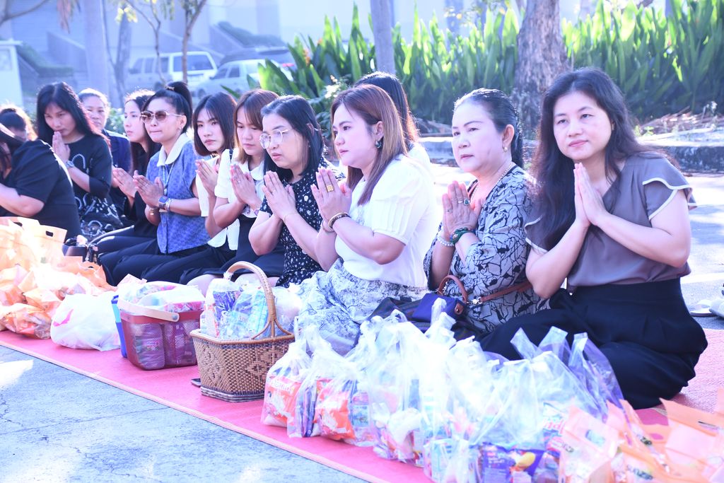 สวส. มทร.ธัญบุรี จัดพิธีเจริญพระพุทธมนต์และตักบาตร เสริมสร้างคุณธรรม ความสามัคคี และความสุของค์กร สอดคล้อง SDG 3 SDG 11 และ SDG 16