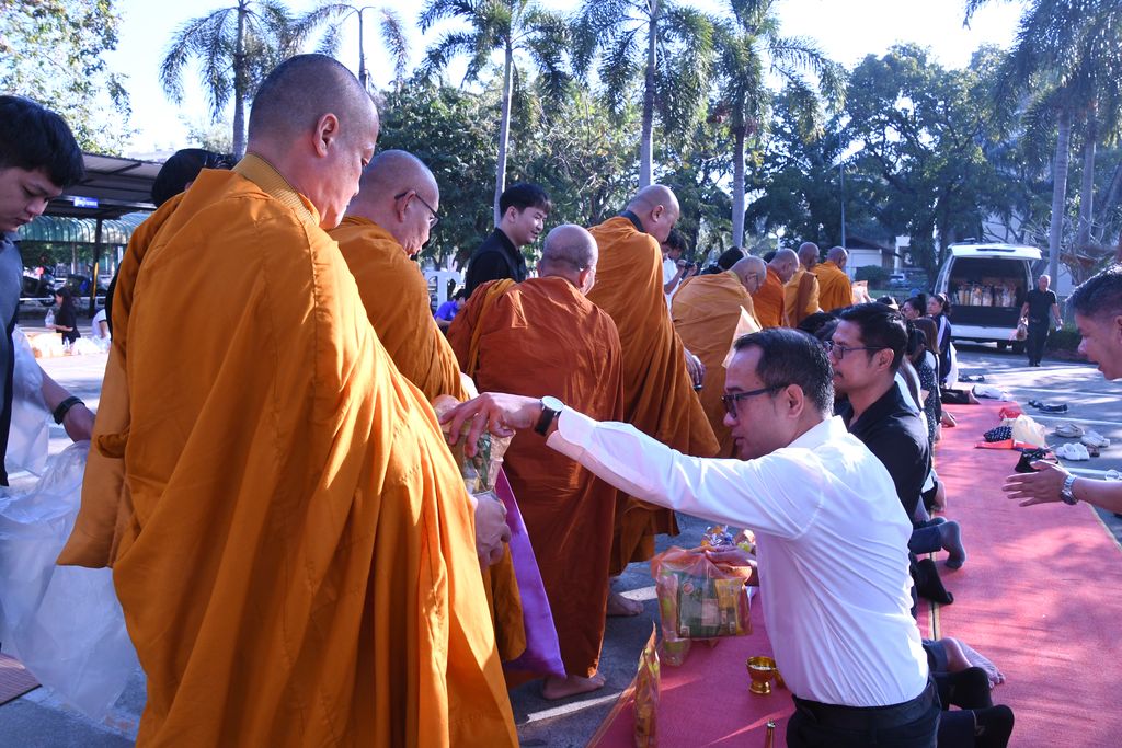 สวส. มทร.ธัญบุรี จัดพิธีเจริญพระพุทธมนต์และตักบาตร เสริมสร้างคุณธรรม ความสามัคคี และความสุของค์กร สอดคล้อง SDG 3 SDG 11 และ SDG 16