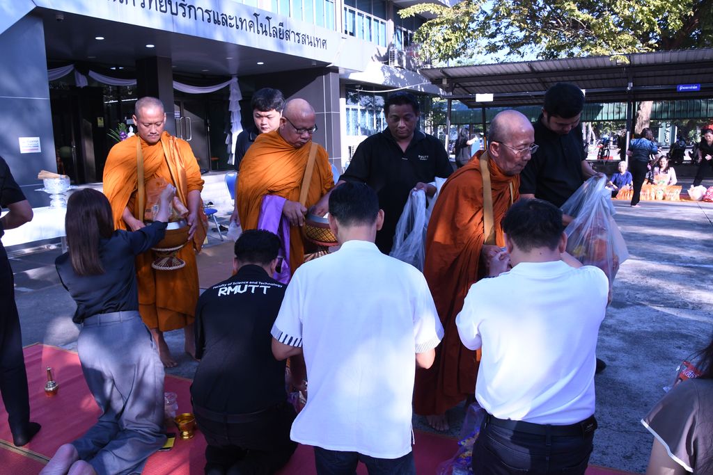 สวส. มทร.ธัญบุรี จัดพิธีเจริญพระพุทธมนต์และตักบาตร เสริมสร้างคุณธรรม ความสามัคคี และความสุของค์กร สอดคล้อง SDG 3 SDG 11 และ SDG 16