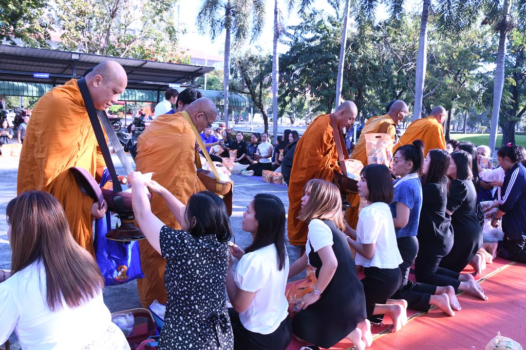 สวส. มทร.ธัญบุรี จัดพิธีเจริญพระพุทธมนต์และตักบาตร เสริมสร้างคุณธรรม ความสามัคคี และความสุของค์กร สอดคล้อง SDG 3 SDG 11 และ SDG 16