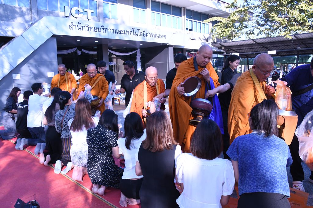 สวส. มทร.ธัญบุรี จัดพิธีเจริญพระพุทธมนต์และตักบาตร เสริมสร้างคุณธรรม ความสามัคคี และความสุของค์กร สอดคล้อง SDG 3 SDG 11 และ SDG 16
