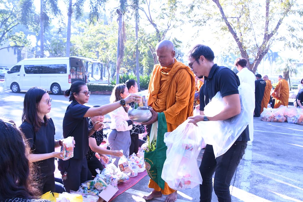 สวส. มทร.ธัญบุรี จัดพิธีเจริญพระพุทธมนต์และตักบาตร เสริมสร้างคุณธรรม ความสามัคคี และความสุของค์กร สอดคล้อง SDG 3 SDG 11 และ SDG 16