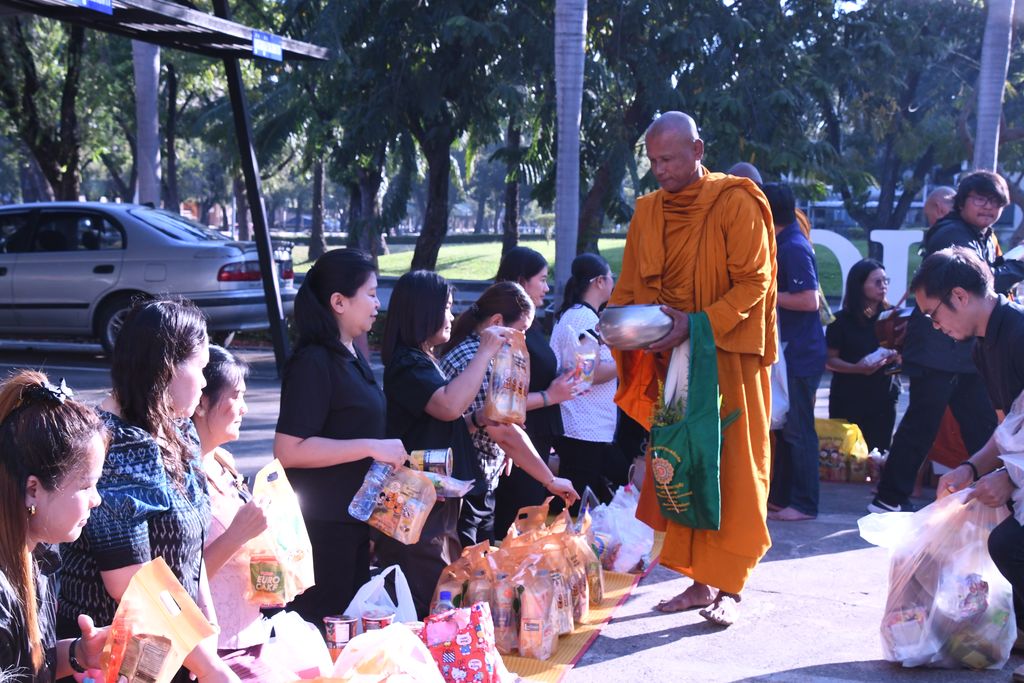 สวส. มทร.ธัญบุรี จัดพิธีเจริญพระพุทธมนต์และตักบาตร เสริมสร้างคุณธรรม ความสามัคคี และความสุของค์กร สอดคล้อง SDG 3 SDG 11 และ SDG 16