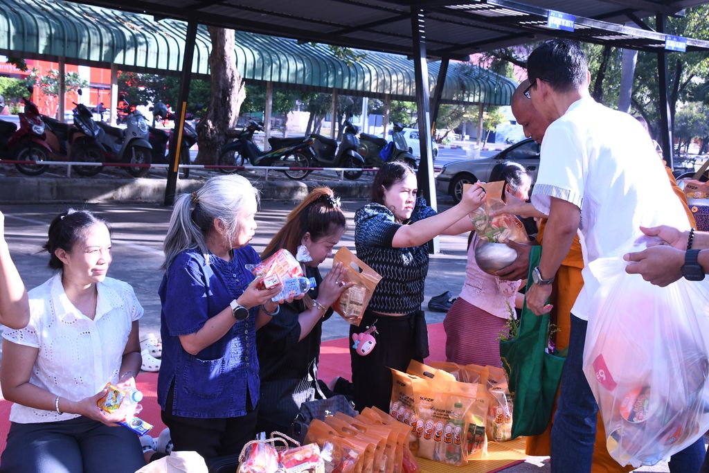 สวส. มทร.ธัญบุรี จัดพิธีเจริญพระพุทธมนต์และตักบาตร เสริมสร้างคุณธรรม ความสามัคคี และความสุของค์กร สอดคล้อง SDG 3 SDG 11 และ SDG 16
