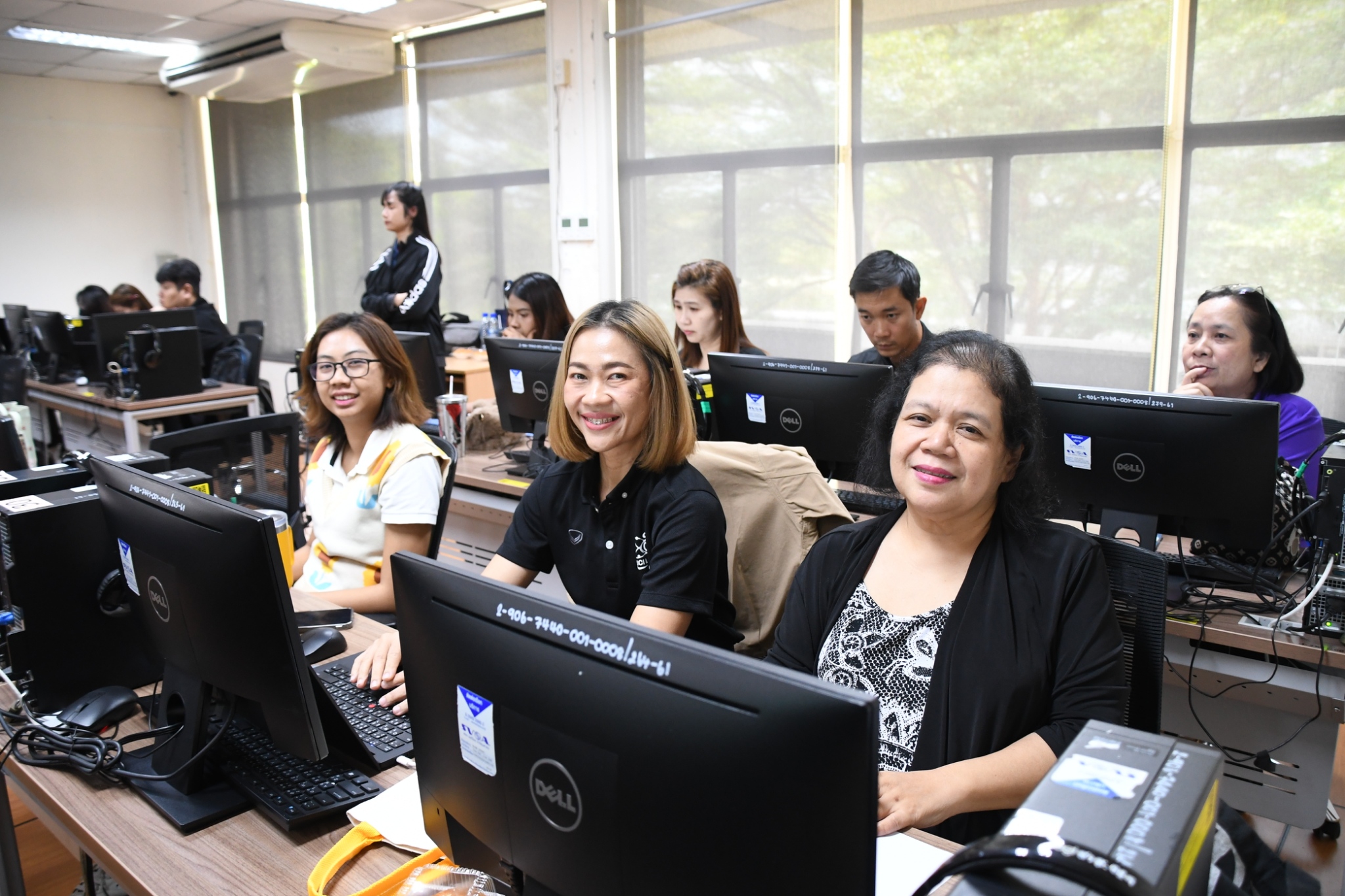 ภาพบรรยากาศการอบรม Generative AI in Action ด้วยพลังสร้างสรรค์จาก AI เพื่อการพัฒนากำลังคนสมรรถนะสูง รองรับการเปลี่ยนผ่านไปสู่ความยั่งยืน สำหรับโลกยุคใหม่