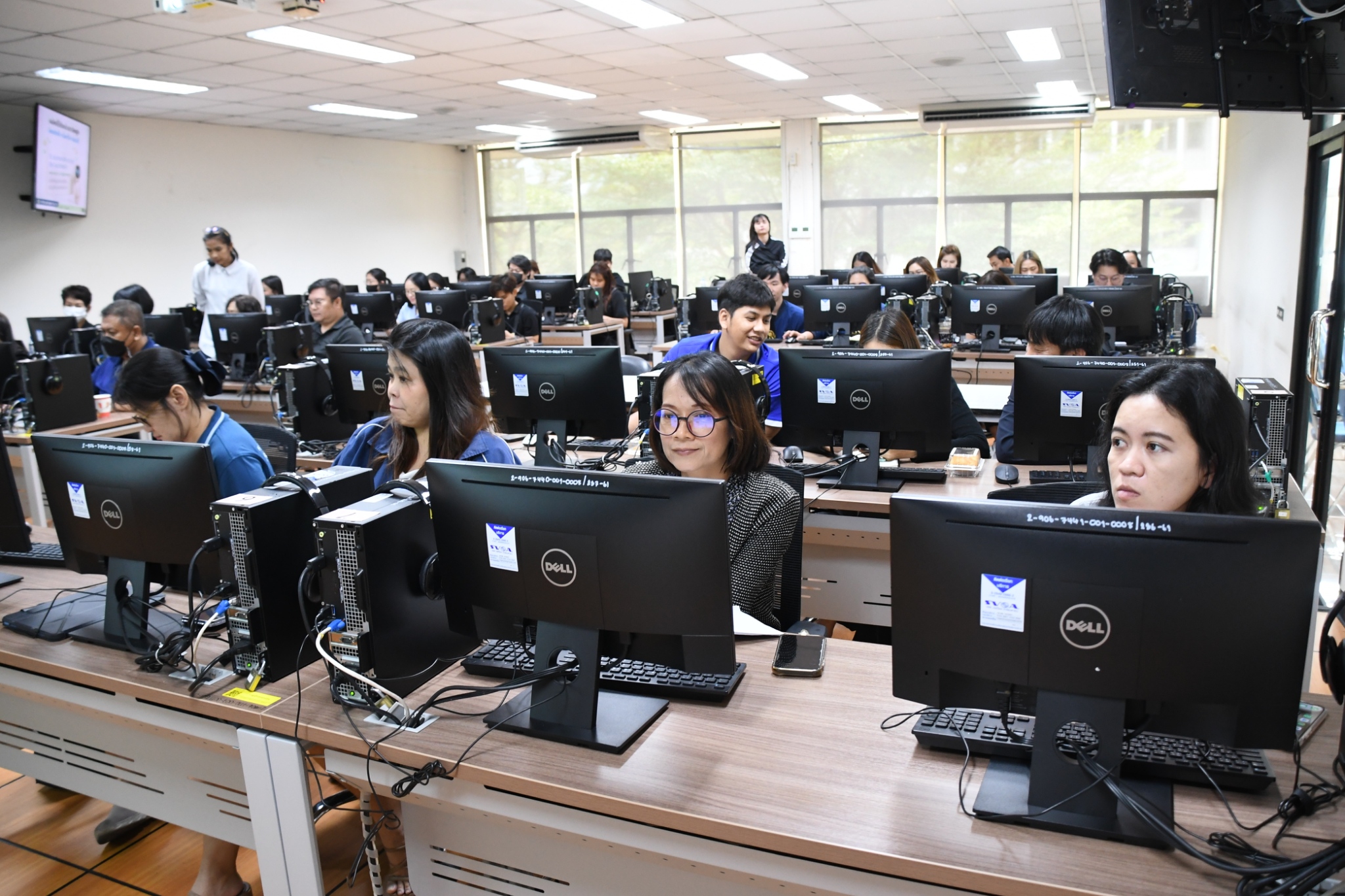 ภาพบรรยากาศการอบรม Generative AI in Action ด้วยพลังสร้างสรรค์จาก AI เพื่อการพัฒนากำลังคนสมรรถนะสูง รองรับการเปลี่ยนผ่านไปสู่ความยั่งยืน สำหรับโลกยุคใหม่