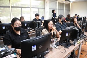 ภาพบรรยากาศการอบรม Generative AI in Action ด้วยพลังสร้างสรรค์จาก AI เพื่อการพัฒนากำลังคนสมรรถนะสูง รองรับการเปลี่ยนผ่านไปสู่ความยั่งยืน สำหรับโลกยุคใหม่