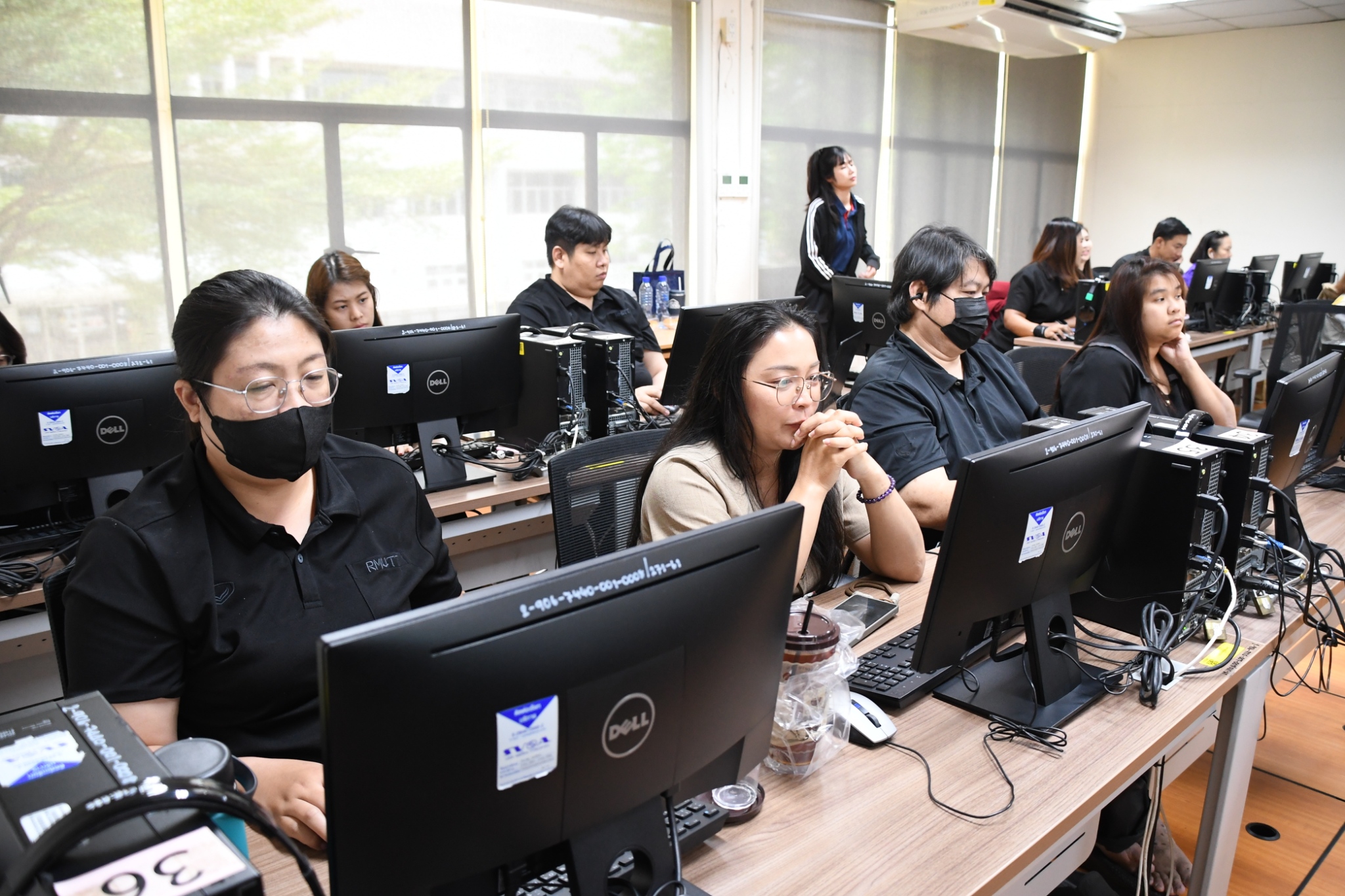 ภาพบรรยากาศการอบรม Generative AI in Action ด้วยพลังสร้างสรรค์จาก AI เพื่อการพัฒนากำลังคนสมรรถนะสูง รองรับการเปลี่ยนผ่านไปสู่ความยั่งยืน สำหรับโลกยุคใหม่