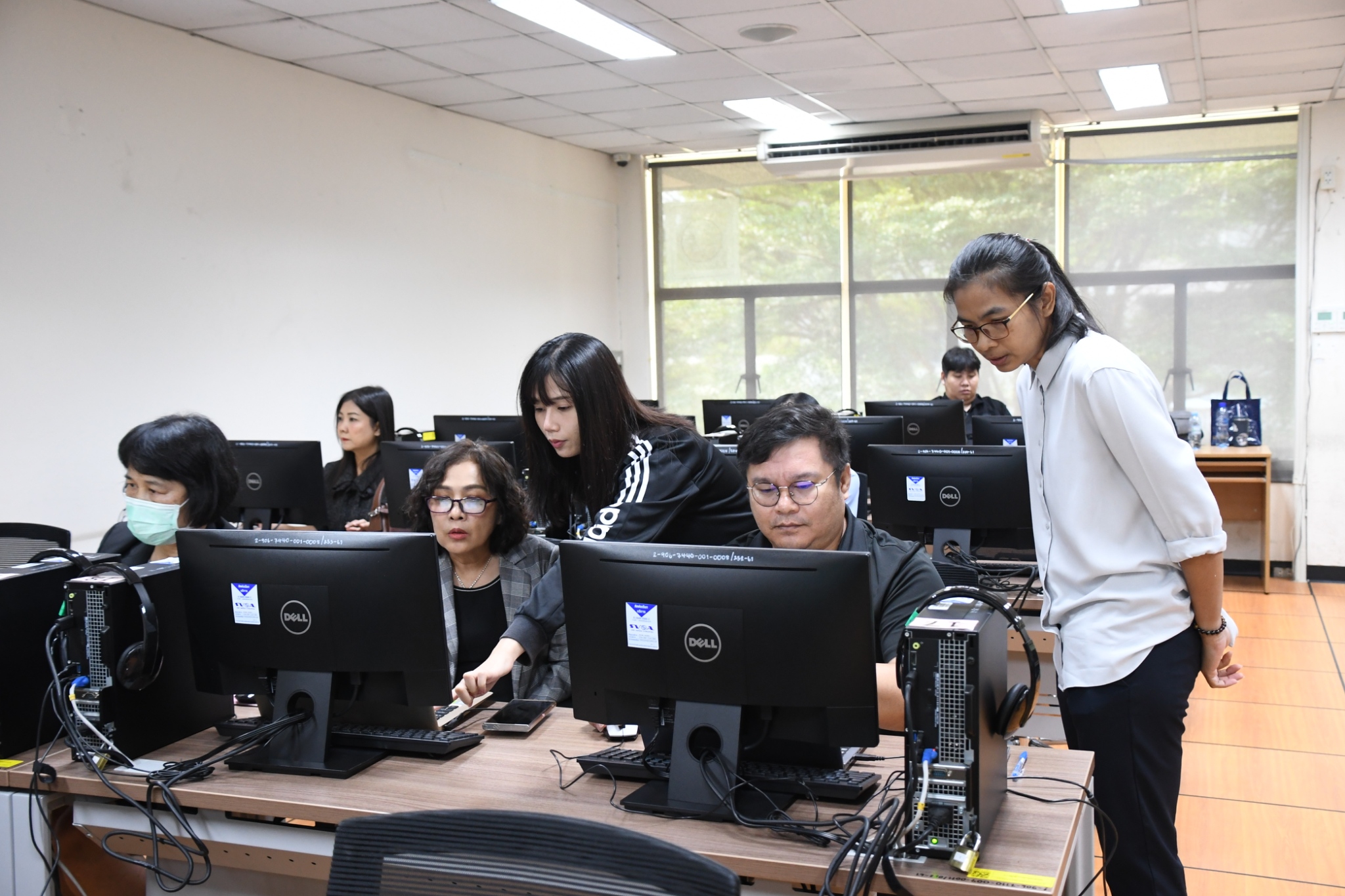 ภาพบรรยากาศการอบรม Generative AI in Action ด้วยพลังสร้างสรรค์จาก AI เพื่อการพัฒนากำลังคนสมรรถนะสูง รองรับการเปลี่ยนผ่านไปสู่ความยั่งยืน สำหรับโลกยุคใหม่