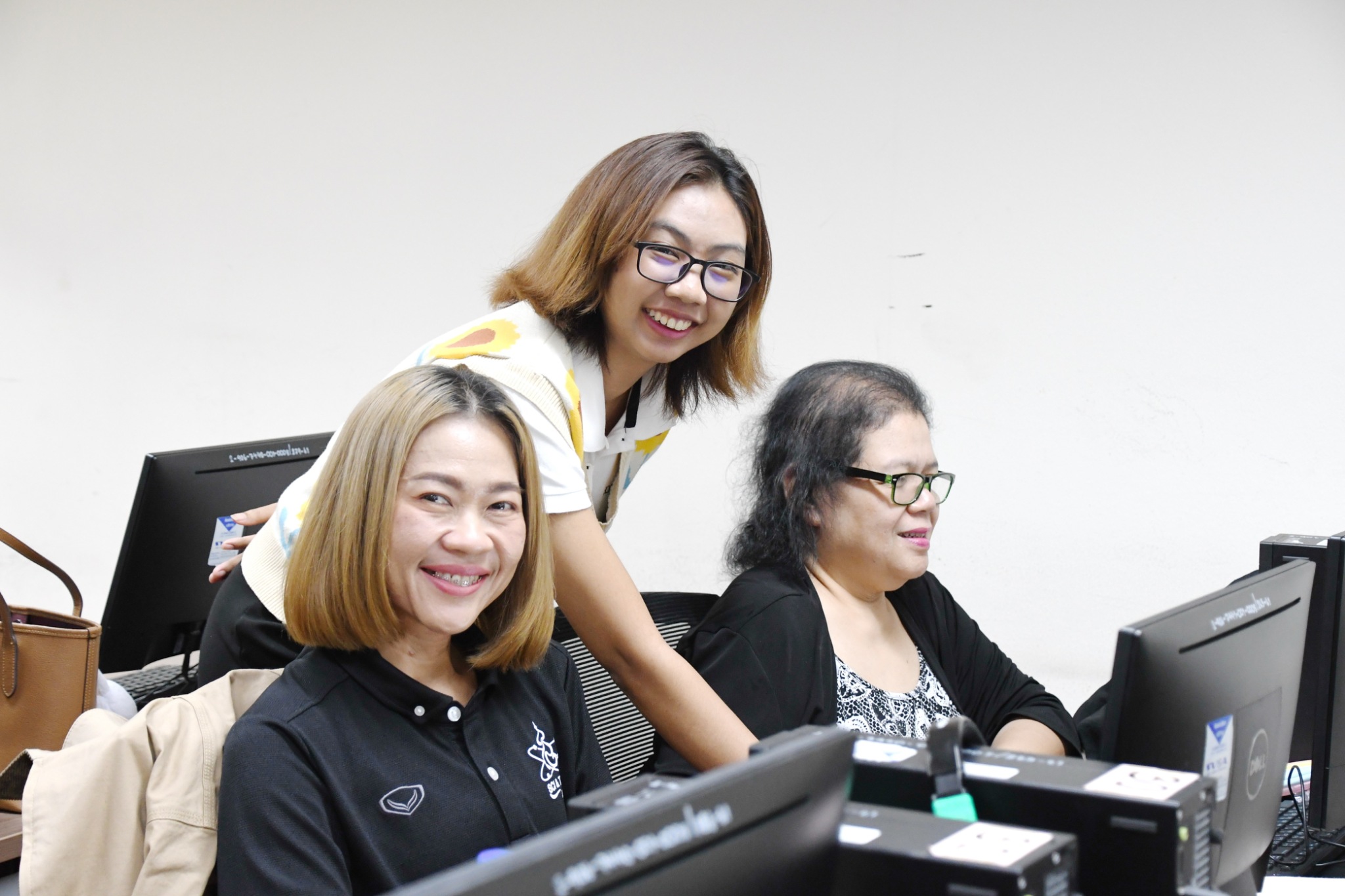 ภาพบรรยากาศการอบรม Generative AI in Action ด้วยพลังสร้างสรรค์จาก AI เพื่อการพัฒนากำลังคนสมรรถนะสูง รองรับการเปลี่ยนผ่านไปสู่ความยั่งยืน สำหรับโลกยุคใหม่