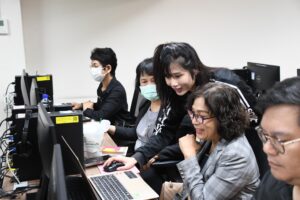 ภาพบรรยากาศการอบรม Generative AI in Action ด้วยพลังสร้างสรรค์จาก AI เพื่อการพัฒนากำลังคนสมรรถนะสูง รองรับการเปลี่ยนผ่านไปสู่ความยั่งยืน สำหรับโลกยุคใหม่