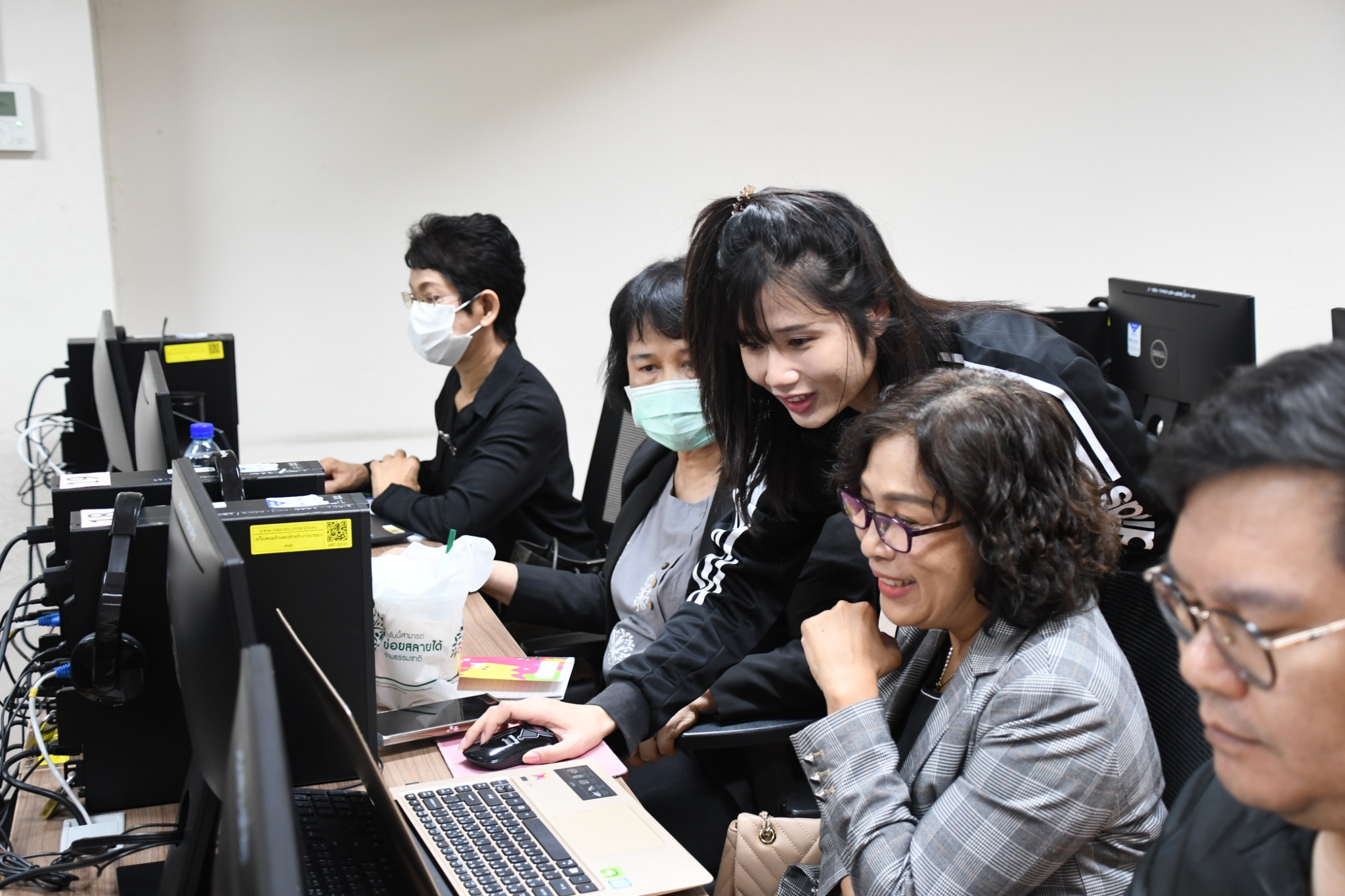 ภาพบรรยากาศการอบรม Generative AI in Action ด้วยพลังสร้างสรรค์จาก AI เพื่อการพัฒนากำลังคนสมรรถนะสูง รองรับการเปลี่ยนผ่านไปสู่ความยั่งยืน สำหรับโลกยุคใหม่