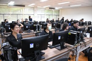 ภาพบรรยากาศการอบรม Generative AI in Action ด้วยพลังสร้างสรรค์จาก AI เพื่อการพัฒนากำลังคนสมรรถนะสูง รองรับการเปลี่ยนผ่านไปสู่ความยั่งยืน สำหรับโลกยุคใหม่