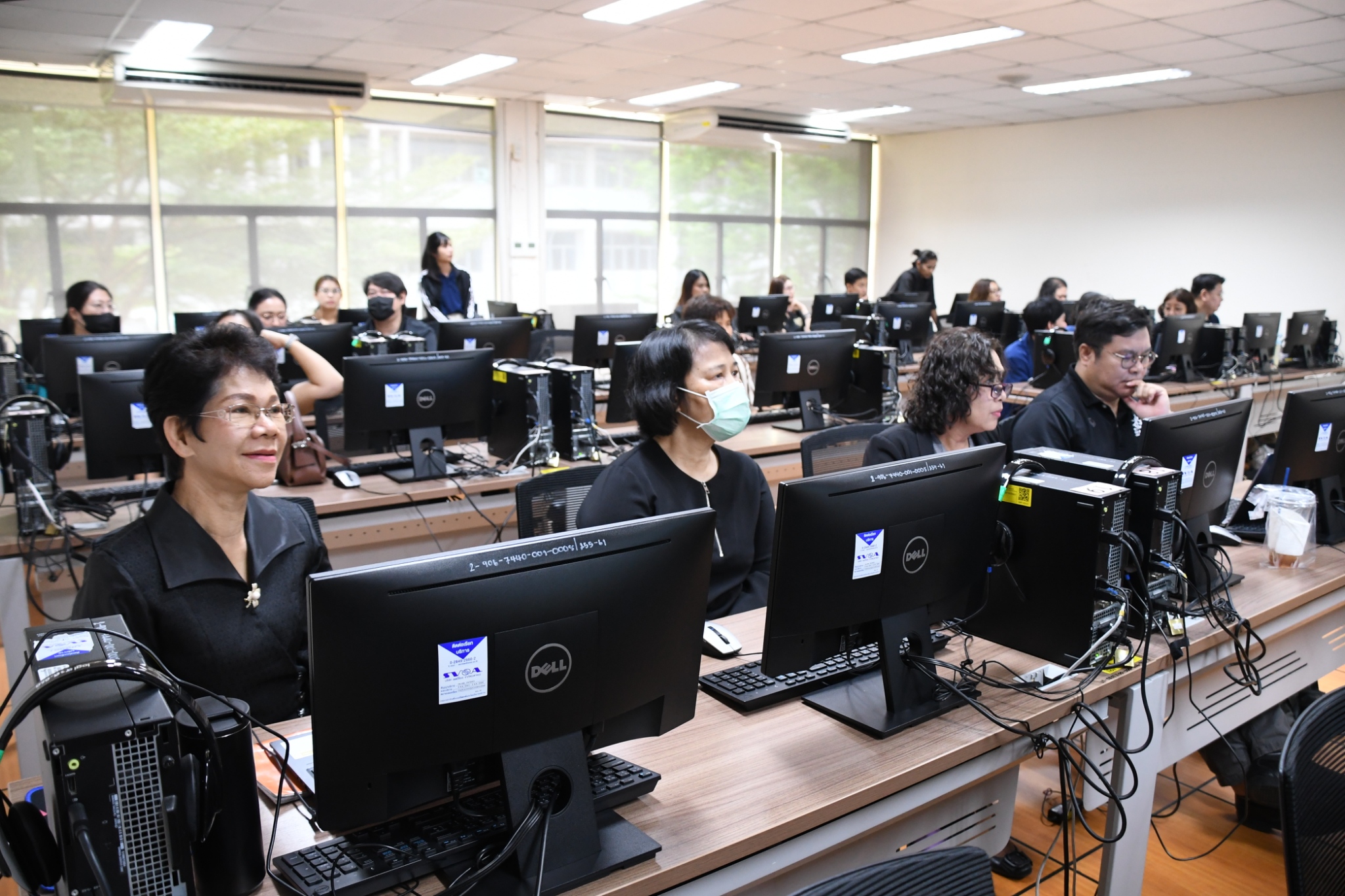 ภาพบรรยากาศการอบรม Generative AI in Action ด้วยพลังสร้างสรรค์จาก AI เพื่อการพัฒนากำลังคนสมรรถนะสูง รองรับการเปลี่ยนผ่านไปสู่ความยั่งยืน สำหรับโลกยุคใหม่