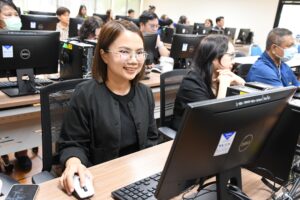 ภาพบรรยากาศการอบรม Generative AI in Action ด้วยพลังสร้างสรรค์จาก AI เพื่อการพัฒนากำลังคนสมรรถนะสูง รองรับการเปลี่ยนผ่านไปสู่ความยั่งยืน สำหรับโลกยุคใหม่