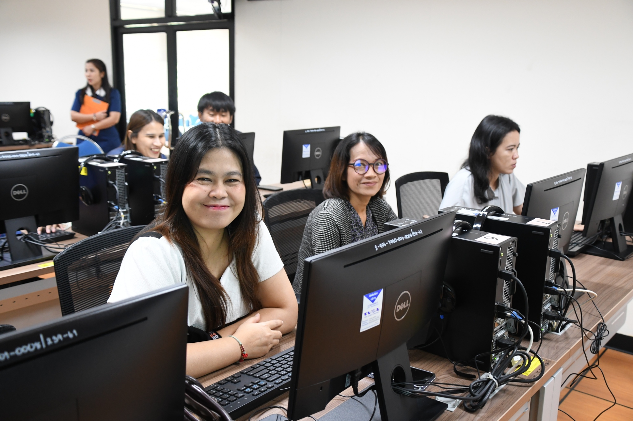 ภาพบรรยากาศการอบรม Generative AI in Action ด้วยพลังสร้างสรรค์จาก AI เพื่อการพัฒนากำลังคนสมรรถนะสูง รองรับการเปลี่ยนผ่านไปสู่ความยั่งยืน สำหรับโลกยุคใหม่