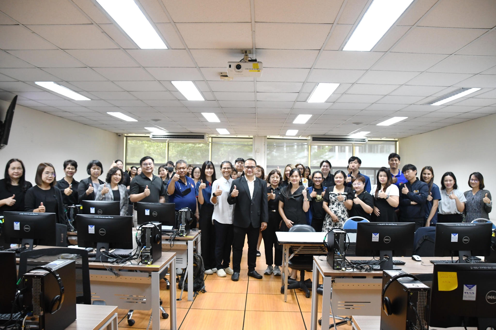 ภาพบรรยากาศการอบรม Generative AI in Action ด้วยพลังสร้างสรรค์จาก AI เพื่อการพัฒนากำลังคนสมรรถนะสูง รองรับการเปลี่ยนผ่านไปสู่ความยั่งยืน สำหรับโลกยุคใหม่