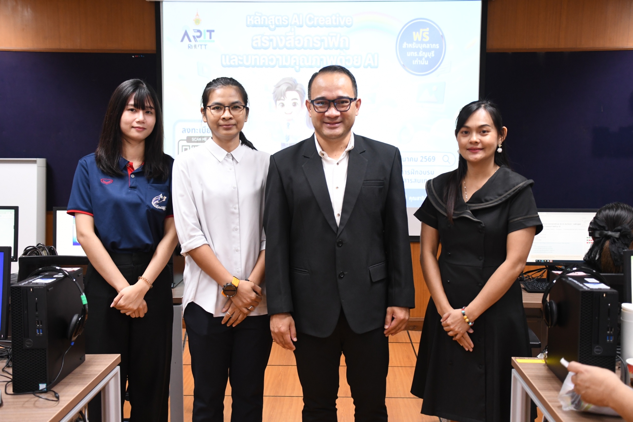 ภาพบรรยากาศการอบรม Generative AI in Action ด้วยพลังสร้างสรรค์จาก AI เพื่อการพัฒนากำลังคนสมรรถนะสูง รองรับการเปลี่ยนผ่านไปสู่ความยั่งยืน สำหรับโลกยุคใหม่