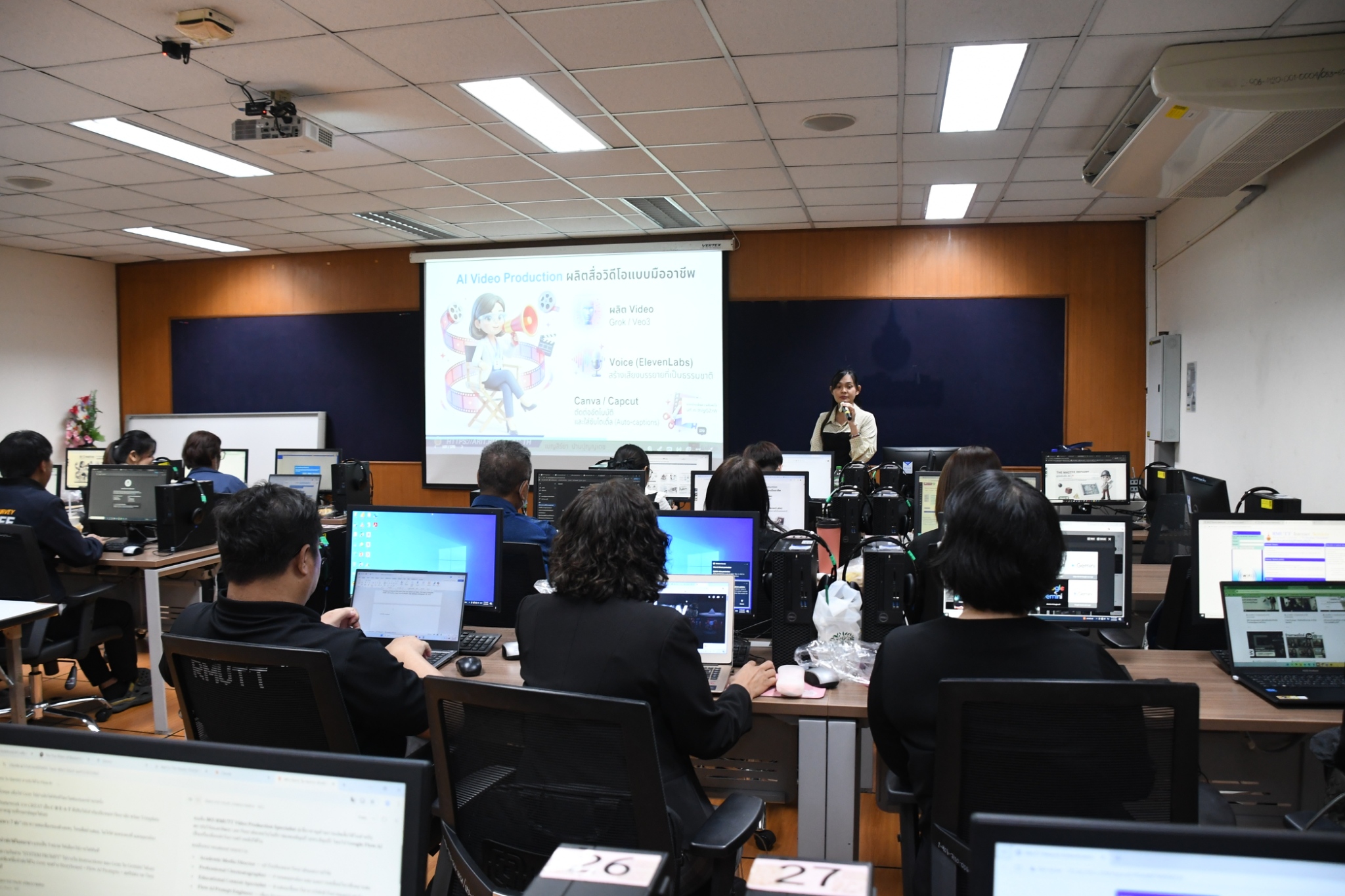 ภาพบรรยากาศการอบรม Generative AI in Action ด้วยพลังสร้างสรรค์จาก AI เพื่อการพัฒนากำลังคนสมรรถนะสูง รองรับการเปลี่ยนผ่านไปสู่ความยั่งยืน สำหรับโลกยุคใหม่