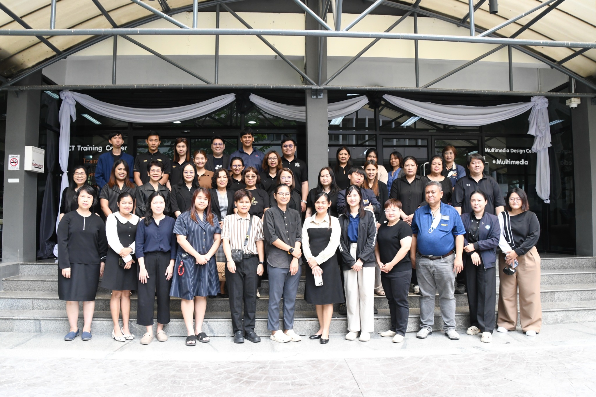 ภาพบรรยากาศการอบรม Generative AI in Action ด้วยพลังสร้างสรรค์จาก AI เพื่อการพัฒนากำลังคนสมรรถนะสูง รองรับการเปลี่ยนผ่านไปสู่ความยั่งยืน สำหรับโลกยุคใหม่