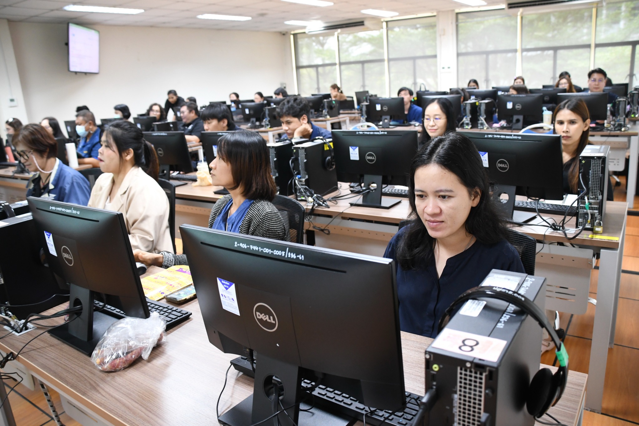 ภาพบรรยากาศการอบรม Generative AI in Action ด้วยพลังสร้างสรรค์จาก AI เพื่อการพัฒนากำลังคนสมรรถนะสูง รองรับการเปลี่ยนผ่านไปสู่ความยั่งยืน สำหรับโลกยุคใหม่