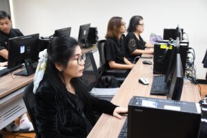 ภาพบรรยากาศการอบรม Generative AI in Action ด้วยพลังสร้างสรรค์จาก AI เพื่อการพัฒนากำลังคนสมรรถนะสูง รองรับการเปลี่ยนผ่านไปสู่ความยั่งยืน สำหรับโลกยุคใหม่