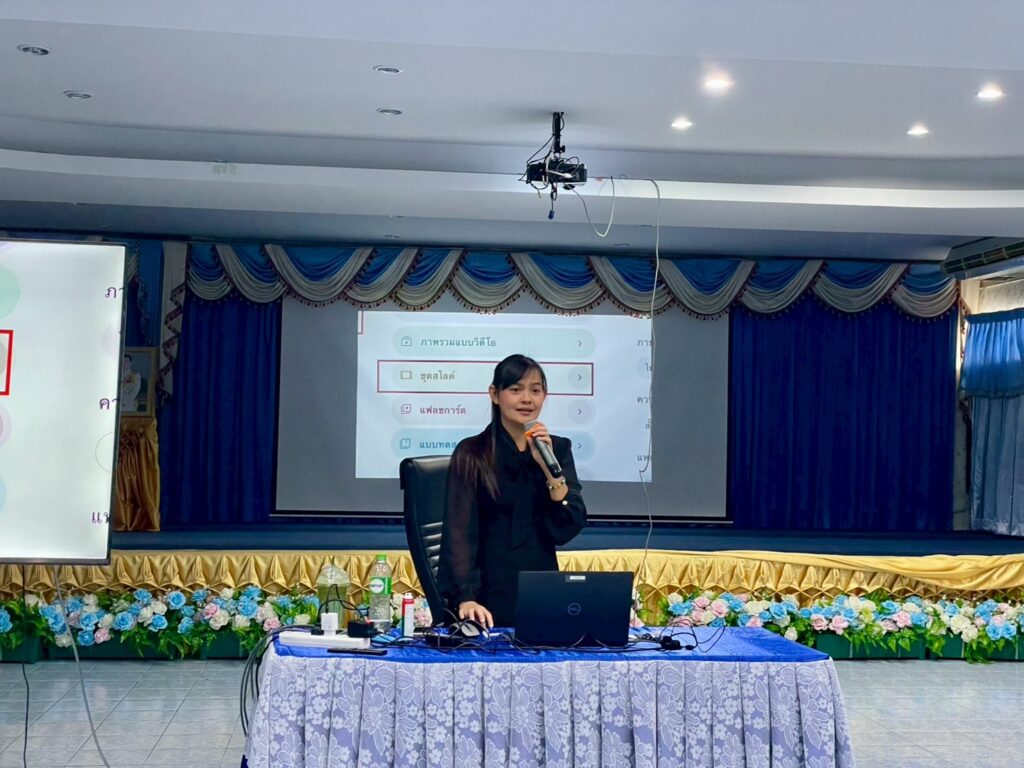 ภาพบรรยากาศการอบรม สวส. มทร.ธัญบุรี บริการวิชาการสู่สังคม ส่งทีมผู้เชี่ยวชาญติวเข้มครูโรงเรียนวัดแสงสรรค์ บูรณาการนวัตกรรม AI พลิกโฉมห้องเรียนยุคใหม่