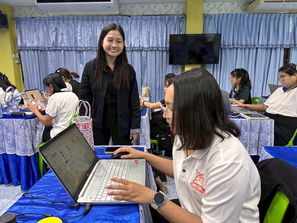 ภาพบรรยากาศการอบรม สวส. มทร.ธัญบุรี บริการวิชาการสู่สังคม ส่งทีมผู้เชี่ยวชาญติวเข้มครูโรงเรียนวัดแสงสรรค์ บูรณาการนวัตกรรม AI พลิกโฉมห้องเรียนยุคใหม่
