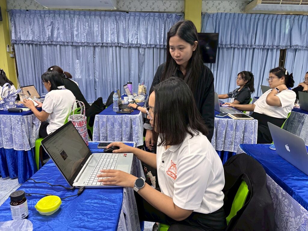 ภาพบรรยากาศการอบรม สวส. มทร.ธัญบุรี บริการวิชาการสู่สังคม ส่งทีมผู้เชี่ยวชาญติวเข้มครูโรงเรียนวัดแสงสรรค์ บูรณาการนวัตกรรม AI พลิกโฉมห้องเรียนยุคใหม่