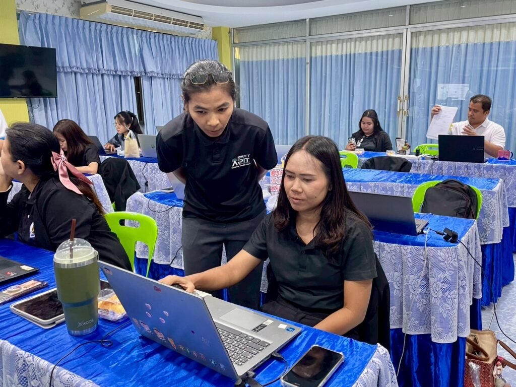 ภาพบรรยากาศการอบรม สวส. มทร.ธัญบุรี บริการวิชาการสู่สังคม ส่งทีมผู้เชี่ยวชาญติวเข้มครูโรงเรียนวัดแสงสรรค์ บูรณาการนวัตกรรม AI พลิกโฉมห้องเรียนยุคใหม่