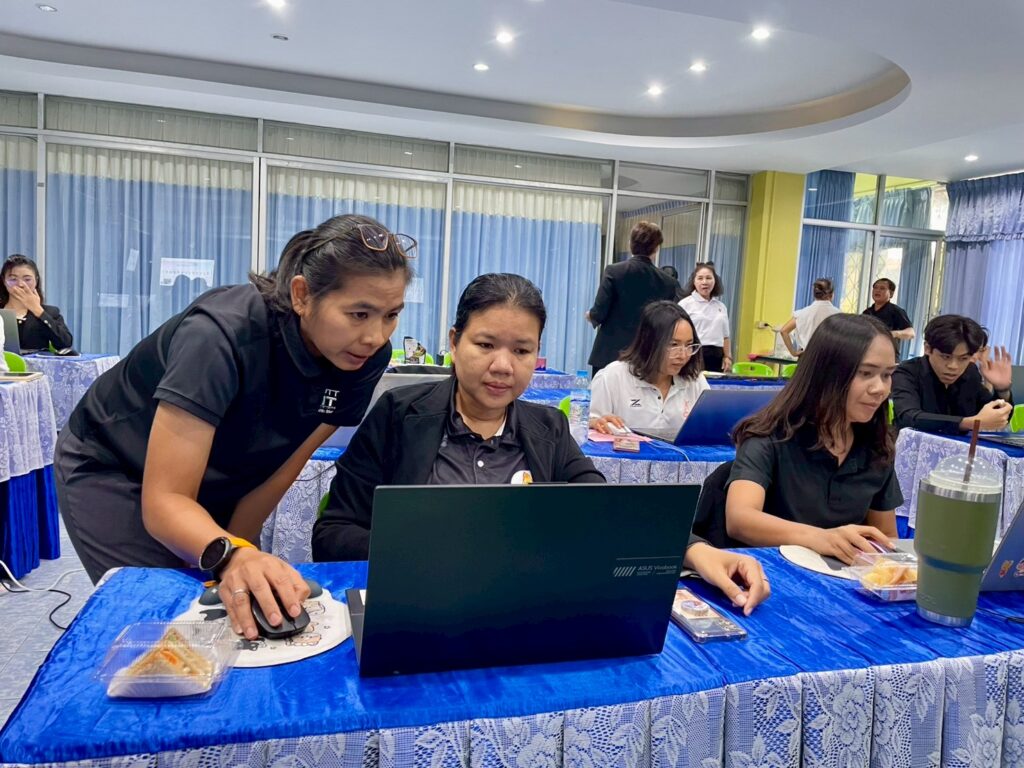 ภาพบรรยากาศการอบรม สวส. มทร.ธัญบุรี บริการวิชาการสู่สังคม ส่งทีมผู้เชี่ยวชาญติวเข้มครูโรงเรียนวัดแสงสรรค์ บูรณาการนวัตกรรม AI พลิกโฉมห้องเรียนยุคใหม่