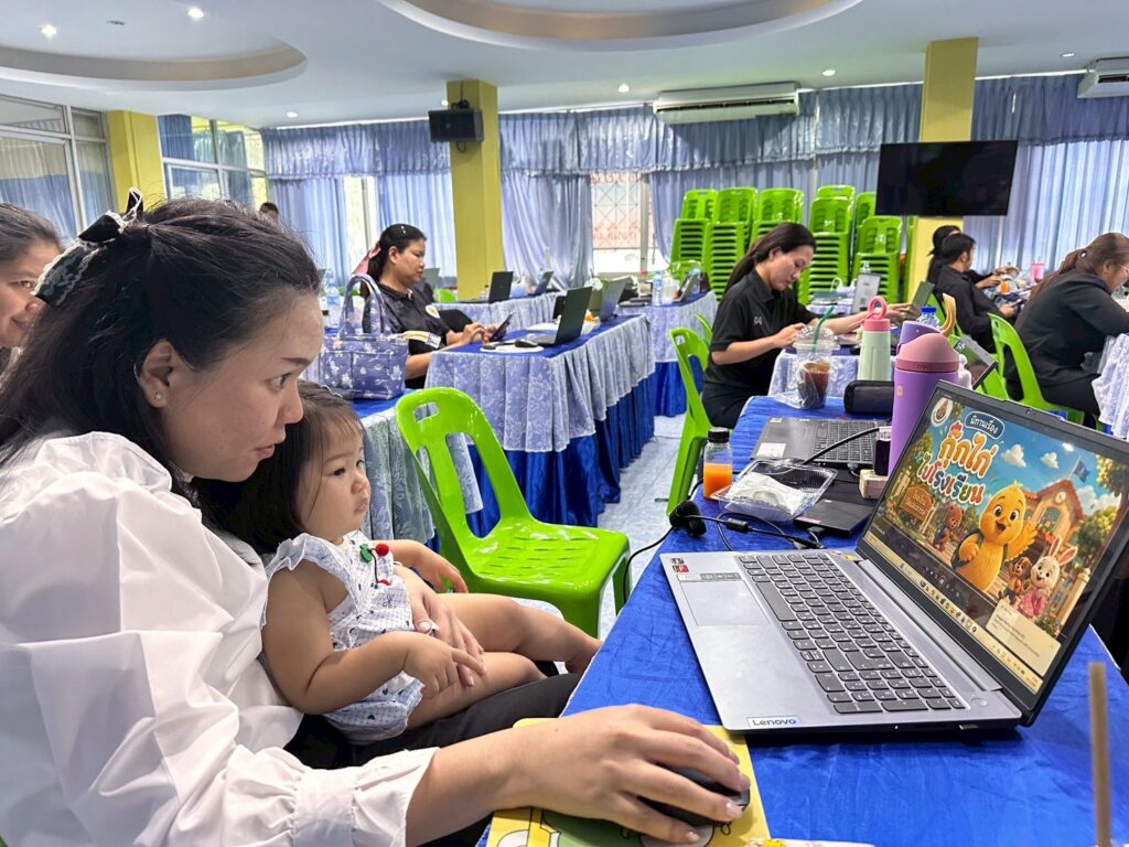 ภาพบรรยากาศการอบรม สวส. มทร.ธัญบุรี บริการวิชาการสู่สังคม ส่งทีมผู้เชี่ยวชาญติวเข้มครูโรงเรียนวัดแสงสรรค์ บูรณาการนวัตกรรม AI พลิกโฉมห้องเรียนยุคใหม่