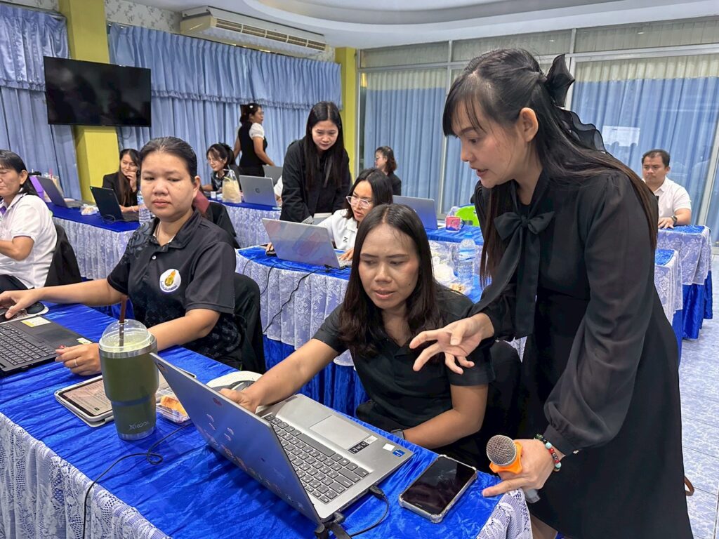 ภาพบรรยากาศการอบรม สวส. มทร.ธัญบุรี บริการวิชาการสู่สังคม ส่งทีมผู้เชี่ยวชาญติวเข้มครูโรงเรียนวัดแสงสรรค์ บูรณาการนวัตกรรม AI พลิกโฉมห้องเรียนยุคใหม่