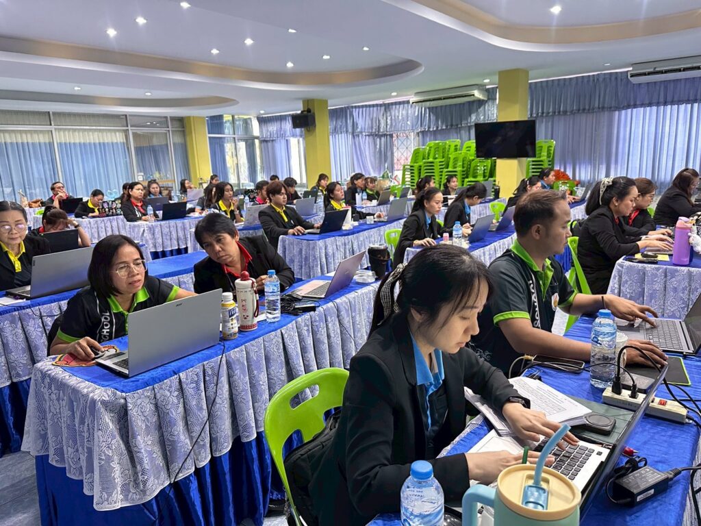 ภาพบรรยากาศการอบรม สวส. มทร.ธัญบุรี บริการวิชาการสู่สังคม ส่งทีมผู้เชี่ยวชาญติวเข้มครูโรงเรียนวัดแสงสรรค์ บูรณาการนวัตกรรม AI พลิกโฉมห้องเรียนยุคใหม่
