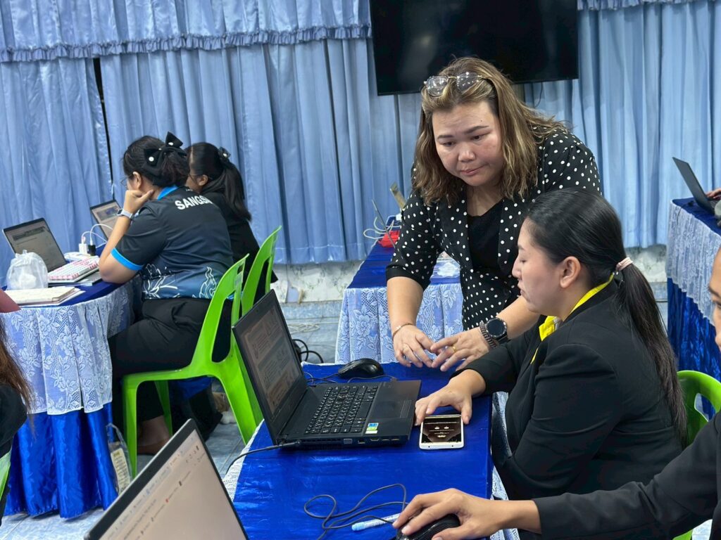 ภาพบรรยากาศการอบรม สวส. มทร.ธัญบุรี บริการวิชาการสู่สังคม ส่งทีมผู้เชี่ยวชาญติวเข้มครูโรงเรียนวัดแสงสรรค์ บูรณาการนวัตกรรม AI พลิกโฉมห้องเรียนยุคใหม่
