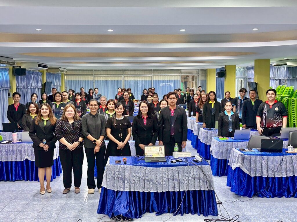 ภาพบรรยากาศการอบรม สวส. มทร.ธัญบุรี บริการวิชาการสู่สังคม ส่งทีมผู้เชี่ยวชาญติวเข้มครูโรงเรียนวัดแสงสรรค์ บูรณาการนวัตกรรม AI พลิกโฉมห้องเรียนยุคใหม่