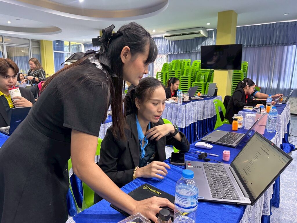 ภาพบรรยากาศการอบรม สวส. มทร.ธัญบุรี บริการวิชาการสู่สังคม ส่งทีมผู้เชี่ยวชาญติวเข้มครูโรงเรียนวัดแสงสรรค์ บูรณาการนวัตกรรม AI พลิกโฉมห้องเรียนยุคใหม่
