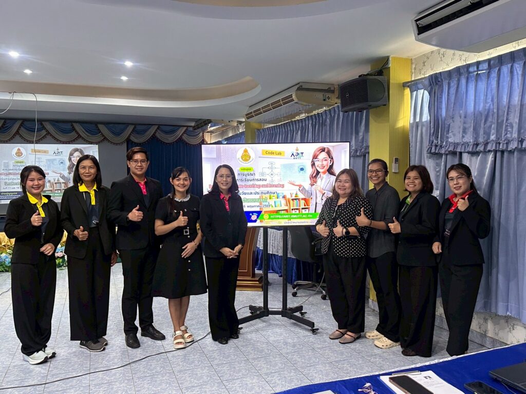 ภาพบรรยากาศการอบรม สวส. มทร.ธัญบุรี บริการวิชาการสู่สังคม ส่งทีมผู้เชี่ยวชาญติวเข้มครูโรงเรียนวัดแสงสรรค์ บูรณาการนวัตกรรม AI พลิกโฉมห้องเรียนยุคใหม่