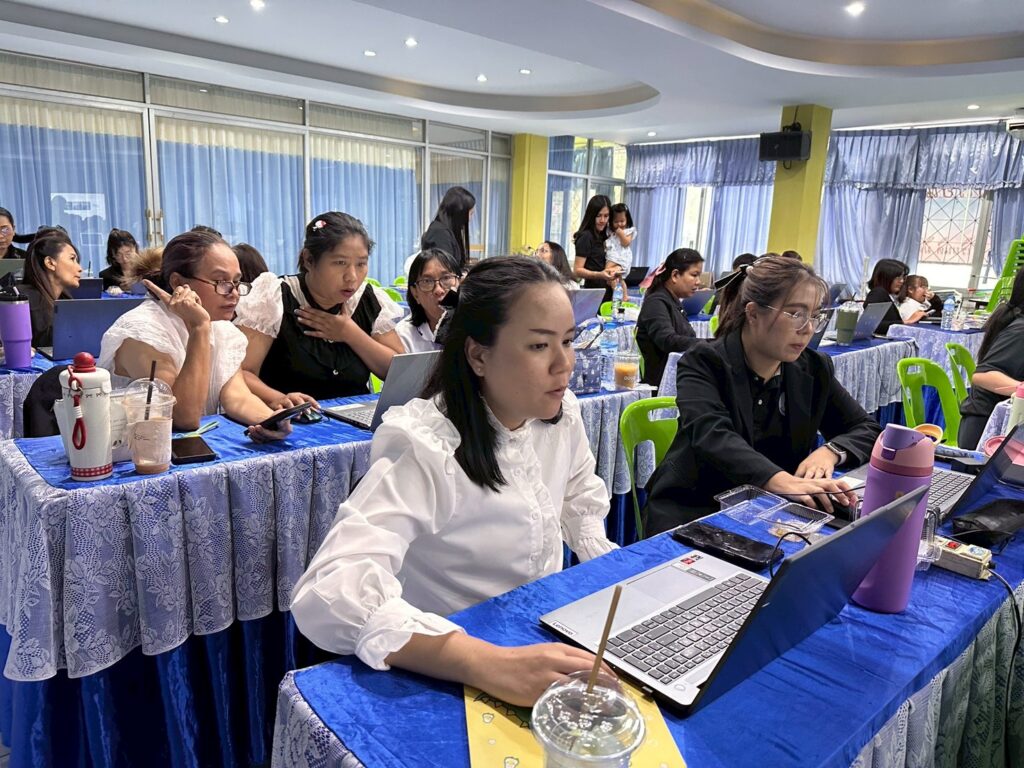 ภาพบรรยากาศการอบรม สวส. มทร.ธัญบุรี บริการวิชาการสู่สังคม ส่งทีมผู้เชี่ยวชาญติวเข้มครูโรงเรียนวัดแสงสรรค์ บูรณาการนวัตกรรม AI พลิกโฉมห้องเรียนยุคใหม่