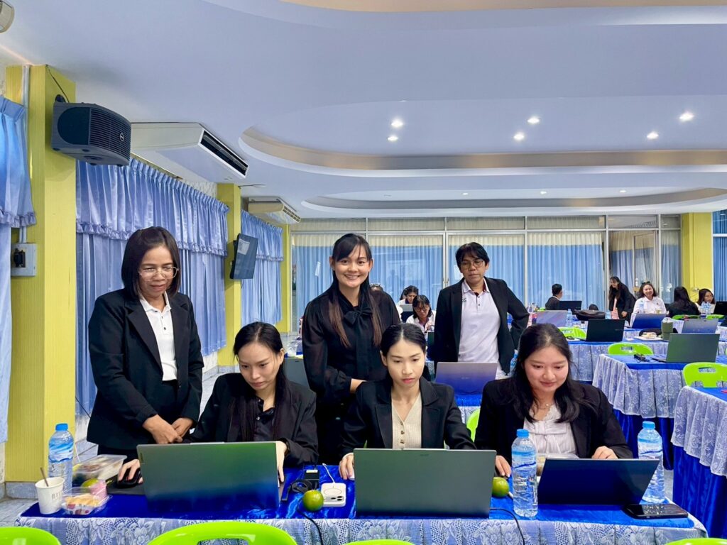 ภาพบรรยากาศการอบรม สวส. มทร.ธัญบุรี บริการวิชาการสู่สังคม ส่งทีมผู้เชี่ยวชาญติวเข้มครูโรงเรียนวัดแสงสรรค์ บูรณาการนวัตกรรม AI พลิกโฉมห้องเรียนยุคใหม่